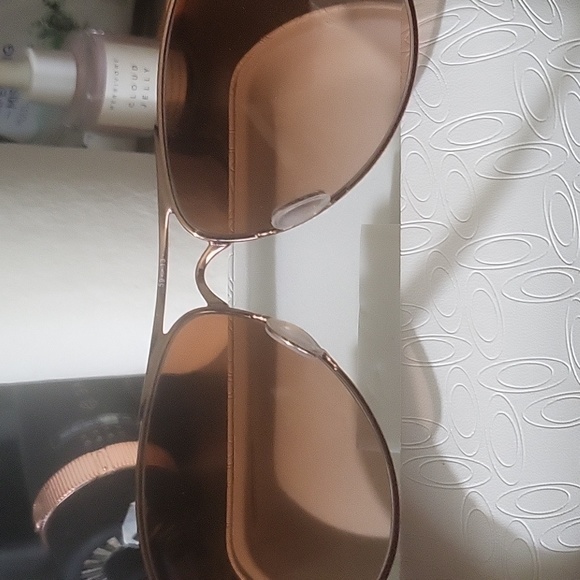 Brand new in the box Oakley aviator sunglasses with turtle shell sides - Picture 9 of 9